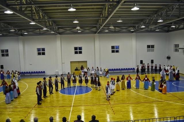 Παραδοσιακοί χοροί στο Κλειστό Γυμναστήριο Μολάων