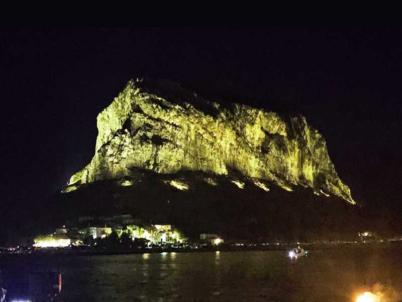 Μια ιστορική βραδιά για τη Μονεμβασία – Ο Βράχος ντύθηκε για πρώτη φορά με φως