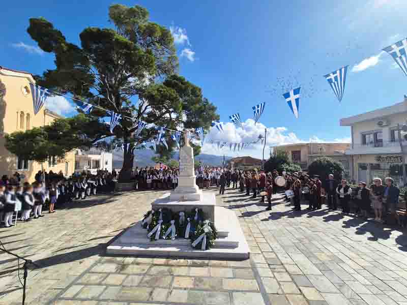 Το Ηρώο των Μολάων στολισμένο με ελληνικές σημαίες κατά τη διάρκεια των εκδηλώσεων για την επέτειο της 28ης Οκτωβρίου.